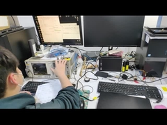 Stuk speelgoed producttestlaboratorium testen het ter plaatse
